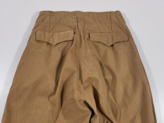 Luftwaffe Tropenhose. Leicht getragenes Kammerstück mit Reparaturstelle. Die Beintasche aus andersfarbigem Material, aber original vernäht