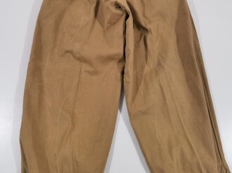 Luftwaffe Tropenhose. Leicht getragenes Kammerstück mit Reparaturstelle. Die Beintasche aus andersfarbigem Material, aber original vernäht