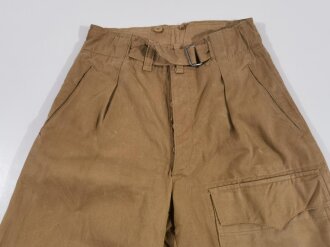 Luftwaffe Tropenhose. Leicht getragenes Kammerstück mit Reparaturstelle. Die Beintasche aus andersfarbigem Material, aber original vernäht