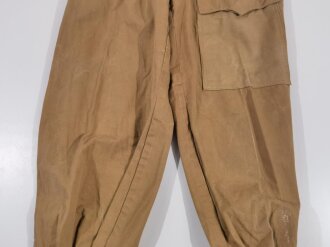 Luftwaffe Tropenhose. Leicht getragenes Kammerstück mit Reparaturstelle. Die Beintasche aus andersfarbigem Material, aber original vernäht