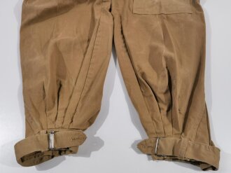 Luftwaffe Tropenhose. Leicht getragenes Kammerstück mit Reparaturstelle. Die Beintasche aus andersfarbigem Material, aber original vernäht