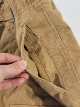 Luftwaffe Tropenhose. Leicht getragenes Kammerstück mit Reparaturstelle. Die Beintasche aus andersfarbigem Material, aber original vernäht