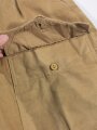 Luftwaffe Tropenhose. Leicht getragenes Kammerstück mit Reparaturstelle. Die Beintasche aus andersfarbigem Material, aber original vernäht