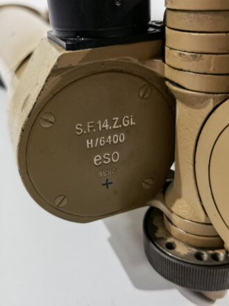 Scherenfernrohr S.F.14 Z.Gi, Ausführung für mot Einheiten, so z.B. in den Halbkettenfahrzeugen verbaut. Gitterplatte deutlich, Optik klar, Originallack