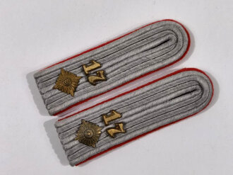 Heer, Paar Schulterstücke für einen Leutnant im Artillerie Regiment 17, sehr guter Zustand
