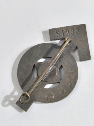 Hitler- Jugend, Leistungsabzeichen in Bronze mit Verleihungszahl " 84233 " und Hersteller M1 / 63
