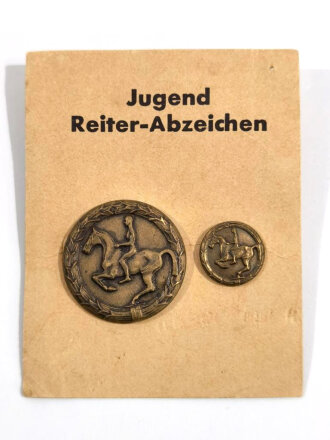 Deutschland nach 1945, Deutsches Jugendreiterabzeichen in Bronze mit Miniatur und Pappkarton, sehr guter Zustand