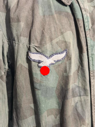 Tarnfeldbluse für Angehörige der Luftwaffen Felddivision. Stark getragenes Stück mit zum Teil grösseren reparaturstellen, der Brustadler nicht original vernäht