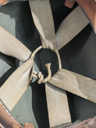 U.S. 2. Weltkrieg, früher Innenhelm aus Presspappe "papercloth Hawley liner" Schweißband und neckstrap neueren Datums, aber vermutlich so getragen. Selten