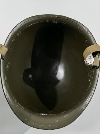 U.S. 2. Weltkrieg, Stahlhelm "MP" Militärpolizei. Originaler Helm und Innenhelm , komplett neuzeitlich lackiert. Guter Ersatz für einen nicht zu beschaffenden Helm