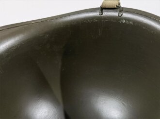 U.S. 2. Weltkrieg, Stahlhelmglocke alter Art mit fest angebrachter Kinnriemenbefestigung ( fixed bale ) Neuzeitlich lackiert, Kinnriemen Repro