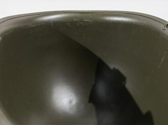 U.S. 2. Weltkrieg, Stahlhelmglocke alter Art mit fest angebrachter Kinnriemenbefestigung ( fixed bale ) Neuzeitlich lackiert, Kinnriemen Repro