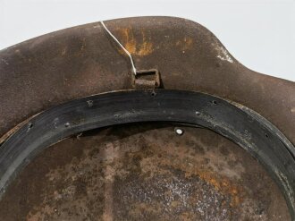 Stahlhelmglocke Wehrmacht Modell 1942. Originallack, ungereinigt . Der Ring und die Nieten original verbaut,  Glockengrösse 64