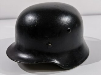 Stahlhelm Wehrmacht Modell 1935. In allen Teilen originales Stück. EF64, nach dem Krieg schwarz lackiert für Feuerwehrzwecke