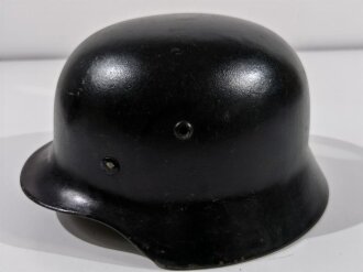 Stahlhelm Wehrmacht Modell 1935. In allen Teilen originales Stück. EF64, nach dem Krieg schwarz lackiert für Feuerwehrzwecke