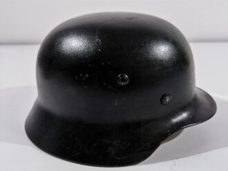 Stahlhelm Wehrmacht Modell 1935. In allen Teilen originales Stück. EF64, nach dem Krieg schwarz lackiert für Feuerwehrzwecke