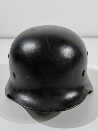 Stahlhelm Wehrmacht Modell 1935. In allen Teilen originales Stück. EF64, nach dem Krieg schwarz lackiert für Feuerwehrzwecke