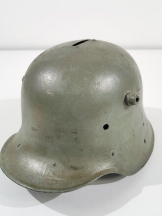 1.Weltkrieg Stahlhelm, Umbau als Opferstock, sieht man...