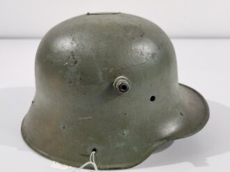 1.Weltkrieg Stahlhelm, Umbau als Opferstock, sieht man immer mal auf Fotos in Kirchen . Mit passendem Schlüssel