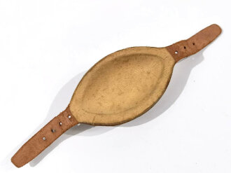 U.S. leather chin cup, don´t know how old or use of this one