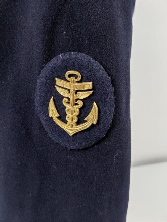 Kriegsmarine, dunkelblaue Paradejacke für einen Verwaltungsmaat , Kammerstück von 1936 in gutem Zustand, der Brustadler fehlt