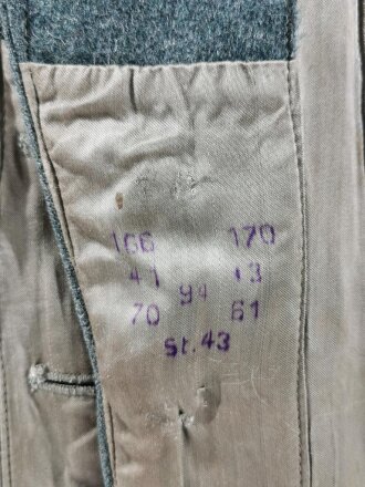 Heer, Feldbluse für Mannschaften Modell 1943. Getragenes Kammerstück ohne Effekten, auf der Verbandpäckchentasche ein Stempel einer Firma aus Kopenhagen