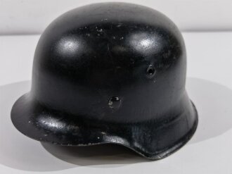 Stahlhelm Modell 1942 mit originalem Innenfutter, Zugband und Nieten. Schwarz überlackierte "ckl64" Glocke