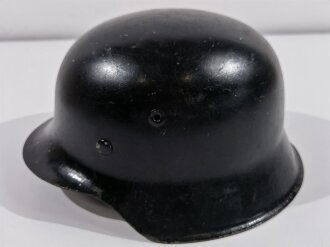 Stahlhelm Modell 1942 mit originalem Innenfutter, Zugband...