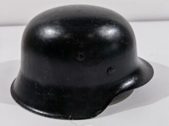 Stahlhelm Modell 1942 mit originalem Innenfutter, Zugband und Nieten. Schwarz überlackierte "ckl64" Glocke