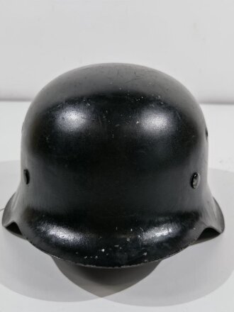 Stahlhelm Modell 1942 mit originalem Innenfutter, Zugband und Nieten. Schwarz überlackierte "ckl64" Glocke