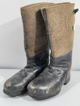 Paar Winterstiefel Wehrmacht, Filz mit geschwärztem Leder, im Zugbandinneren Reichsbetriebsnummer, eine Stiefelsohle mit Loch vom aufstellen einer Schaufensterfigur