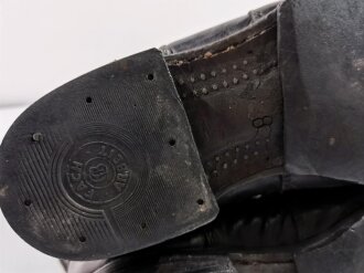 Paar Winterstiefel Wehrmacht, Filz mit geschwärztem Leder, im Zugbandinneren Reichsbetriebsnummer, eine Stiefelsohle mit Loch vom aufstellen einer Schaufensterfigur