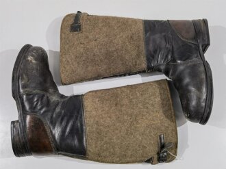 Paar Winterstiefel Wehrmacht, Filz mit geschwärztem Leder, im Zugbandinneren Reichsbetriebsnummer, eine Stiefelsohle mit Loch vom aufstellen einer Schaufensterfigur