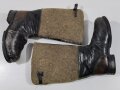 Paar Winterstiefel Wehrmacht, Filz mit geschwärztem Leder, im Zugbandinneren Reichsbetriebsnummer, eine Stiefelsohle mit Loch vom aufstellen einer Schaufensterfigur