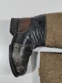 Paar Winterstiefel Wehrmacht, Filz mit geschwärztem Leder, im Zugbandinneren Reichsbetriebsnummer, eine Stiefelsohle mit Loch vom aufstellen einer Schaufensterfigur