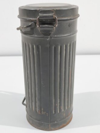 Bereitschaftsbüchse für eine Gasmaske der Wehrmacht Modell 1938. Getragenes Stück, Originallack, datiert 1944