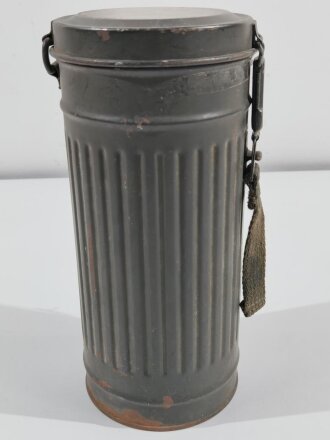 Bereitschaftsbüchse für eine Gasmaske der Wehrmacht Modell 1938. Getragenes Stück, Originallack, datiert 1944