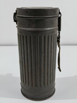 Bereitschaftsbüchse für eine Gasmaske der Wehrmacht Modell 1938. Getragenes Stück, Originallack, datiert 1939