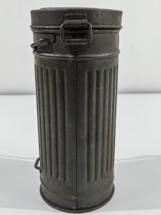 Bereitschaftsbüchse für eine Gasmaske der Wehrmacht Modell 1938. Getragenes Stück, Originallack, datiert 1939
