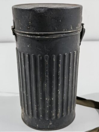 Luftschutz Bereitschaftsbüchse für die Gasmaske der Firma Draeger. Aussen graublau überlackiert