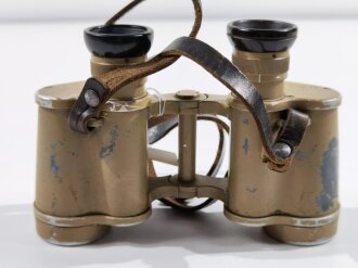 Dienstglas 6 x 30 der Wehrmacht. Hersteller cag, sandfarbener Originallack. Rechts klar mit deutlicher Strichplatte, links stark neblig