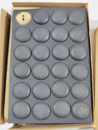 Knopf für eine Feldbluse der Wehrmacht 19mm, späte, graublaue Lackierung, datiert 1943. Sie erhalten ein ( 1 ) Stück aus der originalen Umverpackung