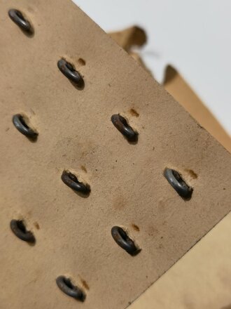 Knopf für eine Feldbluse der Wehrmacht 19mm, späte, graublaue Lackierung, datiert 1943. Sie erhalten ein ( 1 ) Stück aus der originalen Umverpackung