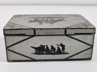 1.Weltkrieg, patriotische Blechdose darstellend Ulanen, Infanterie uns Eisernes Kreuz. Maße 13,5 x 19 x 7,5cm