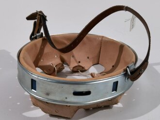 REPRODUKTION Stahlhelm Innenfutter Wehrmacht für Glockengrösse 62. Einfache Anfertigung, Einzelstück aus Sammlungsauflösung, der Kinnriemen ist inklusive