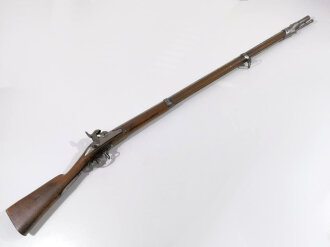 Frankreich, Perkussionsgewehr ähnlich Typ 1816/21, Kaliber 17,4 mm, Gesamtlänge 140 cm, Gewicht 4 kg, Laufmarkierung 1816,1821,Schloßmarkierung  schlecht lesbar, alle Metallteile gemarkt, eventuell für einen deutschen Kleinstaat,  Hahn ergänzt