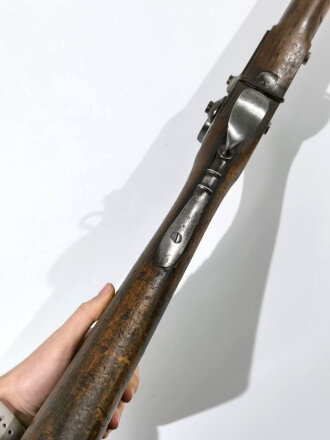 Frankreich, Perkussionsgewehr ähnlich Typ 1816/21, Kaliber 17,4 mm, Gesamtlänge 140 cm, Gewicht 4 kg, Laufmarkierung 1816,1821,Schloßmarkierung  schlecht lesbar, alle Metallteile gemarkt, eventuell für einen deutschen Kleinstaat,  Hahn ergänzt