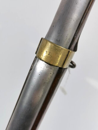 Württemberg, Perkussionsgewehr Bürgerwehr, Hersteller Sautter Stuttgart, Kaliber 17,2 mm, Gesamtlänge 142 cm, Gewicht 4,1 kg, Schaftreperatur mit Eisenbändern verstärkt, Haltefeder am Mündungsring fehlt, mit Schraube befestigt,