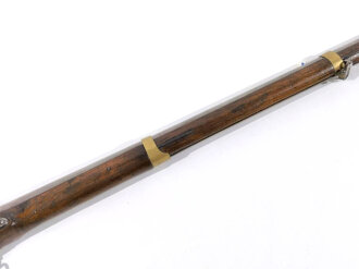 Württemberg, Perkussionsgewehr Bürgerwehr, Hersteller Sautter Stuttgart, Kaliber 17,2 mm, Gesamtlänge 142 cm, Gewicht 4,1 kg, Schaftreperatur mit Eisenbändern verstärkt, Haltefeder am Mündungsring fehlt, mit Schraube befestigt,