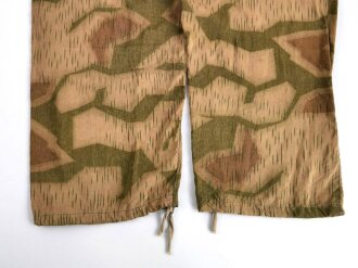 Sumpftarn Hose und Jacke Wehrmacht. Dünnes Material wie für die Helmbezüge verwendet wurde. Mir so nicht bekannt. Sehr guter Gesamtzustand, lediglich die Meatllschliesse der Hose hat Rostflecken hinterlassen